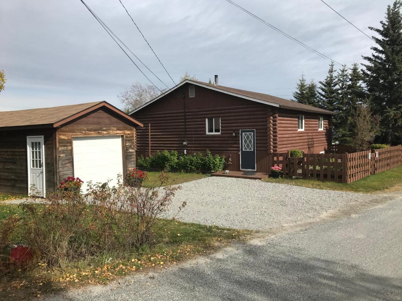 Our Cabin Bed & Breakfast Yellowknife Exterior photo